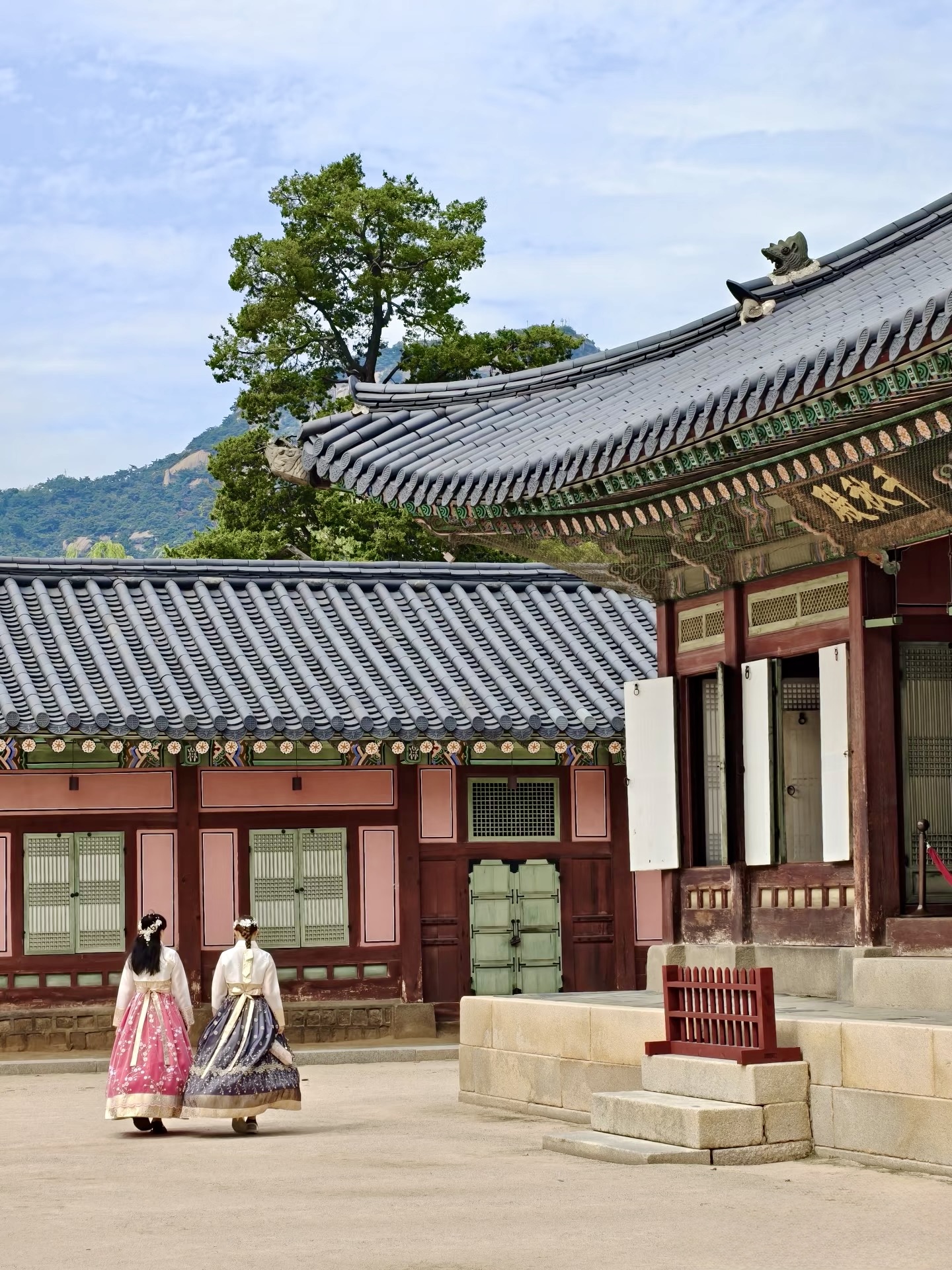 Gyeongbokgung Palace is one of the best places to experience Korean culture, traditional hanbok, and autumn scenery during Chuseok.