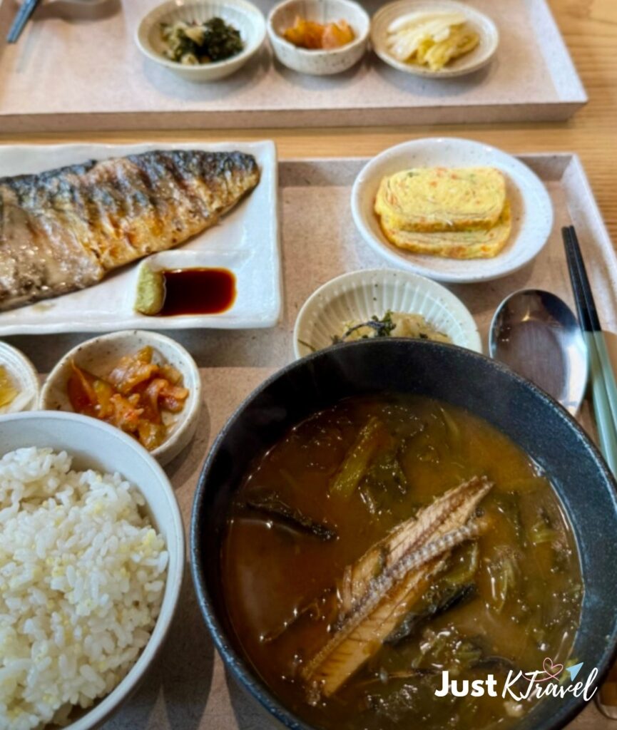 Gippeun Insadong Seoul traditional Korean restaurant dining area