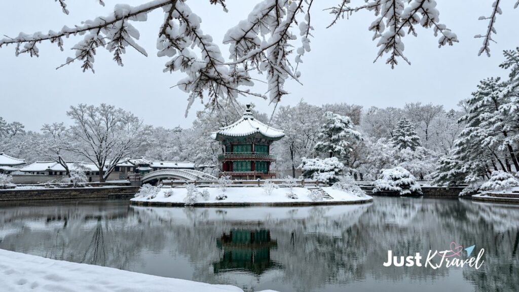 Gyeongbokgung Palace covered in snow in Seoul